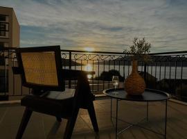 Azure Horizons - Seaside Retreat with Sea View，位于昆博的酒店