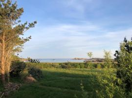 Maison 100 m de la mer, Superbe vue, Hotel in Trégastel