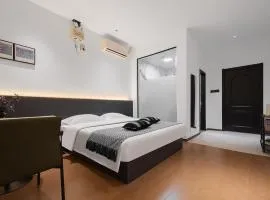 Summer & Chihiro Hotel