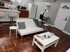 Cozy & Spacious Private Basement โรงแรมในสเนลวิลล์