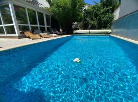 Villa Akebono with pool & FREE private parking, hotel em Pula