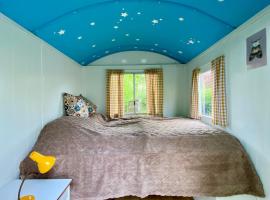 Kleine Pipowagen op camping, camping de luxo em Wedde