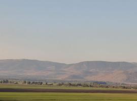 שלווה בנוף העמק, cabin in Gonen