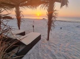 Beach Moments Camp, place to stay in Aḑyūḩ