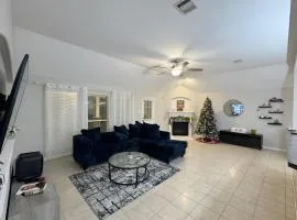 Katy Getaway - Relaxed 3BR Home with Serene Views