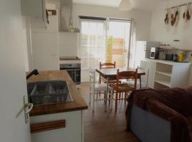 Séjour indépendant et autonome chez l'habitant avec petit-déjeuner inclus, hotel in L'Ile d'Yeu