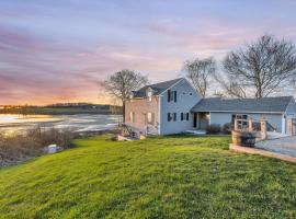 Spacious Oceanfront Home Stunning Sunset Views, hotel i Castine