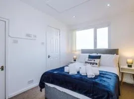 4BR Bungalow 2 Baths Driveway Sleeps 7 Short and Long Term Stays