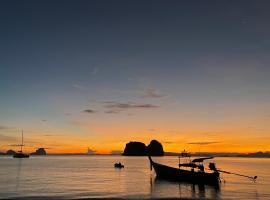 Koh Ngai Sea Open Resort, hotel in Ko Ngai