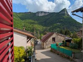 Sous les Etoiles du Bugey, chalupa v destinaci Tenay