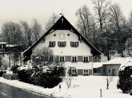 KURFÜRSTLICHES JÄGERHAUS - by "Schloss Gessenberg" - luxurious vacation home with mountain views, suitable for families and friends