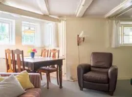 Lyst og rummeligt kælderværelse