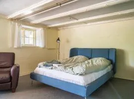 Lyst og rummeligt kælderværelse