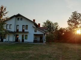 Leona Luka, hotel i Vojnica