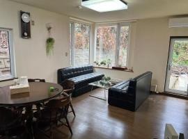 Free Airport Pick-Up Private Aoyama House 青山ハウス, hotel em Otaru