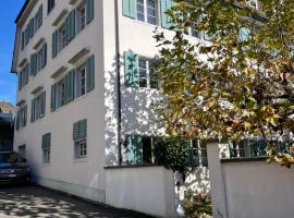 Spacious light-flooded apartment with garden at Lake Zurich โรงแรมในMännedorf