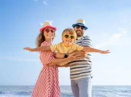 Lovely 8 Berth Caravan For Hire In Essex At Naze Marine Park Ref 17181P