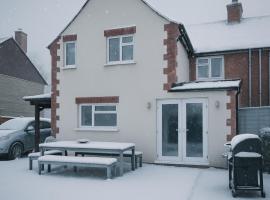 King Arthur's Rest House, Hot Tub & Garden Sleeps 10, hotel con vasche idromassaggio a South Cadbury