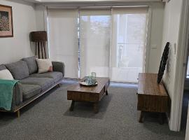 Star on Main with a Pool, hotel i Lower Plenty