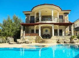 Hot tub-Fireplace-Pets-Sleeps 11-Bbq-Pool-Parking