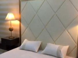 Fully furnished one bed apartment with KITCHEN – hotel w mieście Fajsalabad