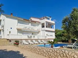 Stunning Apartment In Rab