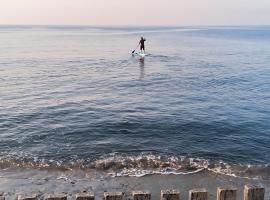 Maison atypique face à la mer, les pieds dans l'eau, khách sạn ở Urville
