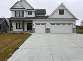 Luxurious Sweet Escape stunning custom Home, ξενοδοχείο στο Ρότσεστερ