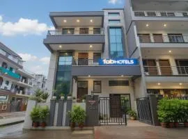 FabHotel Golf Luxury- 10 Min From Sector 42-43 Rapid Metro Station