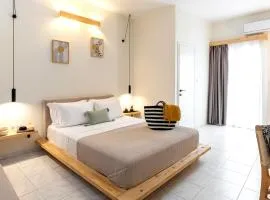 Capella Skiathos, Town