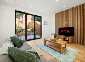 4 Bed House near Purley, by ARP Homes, Free Parking, Ideal for Long Stays & Insurance Bookings