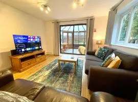 Large 5 bed detached house near Stansted Airport with Parking for 2 vehicles! Stansted Stays