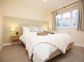Orchard Place Semington, 3 Bed House with Pvt Parking Near Bath