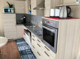 Im Herzen von Wiesdorf- Blick auf das BAYER-KREUZ -Appartement mit 2 Schlafzimmern & 3 Betten-für 4 Personen -Zentral gelegen - Friedrich Ebert Platz 5a , 4te Etage - Dachterrasse und Sauna - Kaution Pflicht -