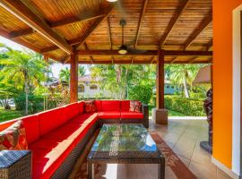 BBQ, Pool, Garden, Smart TV, Parking, AC, King Bed, Laundry facilities - Villaggio 376, hotel din Potrero