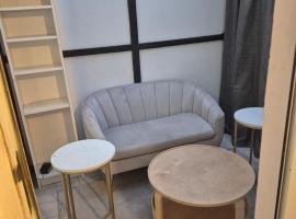 A bedroom flat in a house, hotel v destinaci Woking