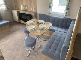 Lovely 6 Berth Caravan With Free Wi-Fi At Harts Holiday Park, Kent Ref 74068W, hotel di Sheerness