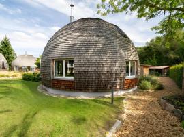 Kugelhaus Phoebe Charmantes Kugelhaus aus Holz am Waldrand des Tollensesees，位于Wustrow的酒店