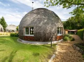 Kugelhaus Phoebe Charmantes Kugelhaus aus Holz am Waldrand des Tollensesees