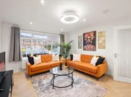 Near Town Centre, Big Patio, Free Parking Sleeps 8