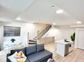 Modern 2BR Townhouse, 3 Beds, Parking in Pickering