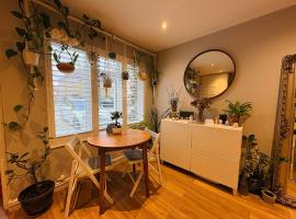 Stylish 2-Bed house, workspace & Easy London Access!, hotell i Elmers End