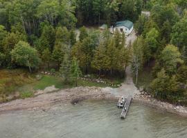 Waterfront 2-BR Cottage Retreat in Manitoulin Island, pet-friendly hotel in Kagawong