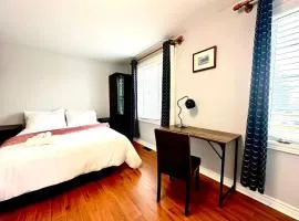 Cozy Queen room with Shared Bath near Seneca Finch 404