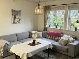 Cozy Central Apartment - Free Parking & Wifi