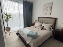 Modern Condo in Núcleo La Sabana with Pool, hotel in San José