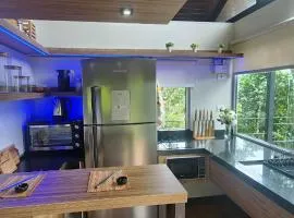 Linda Cabana com Vista Incrível nas Montanhas com Trilha, Cachoeira e Alexa