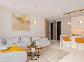 Unique Designer Retreat | Mins to Gondola - Patio!