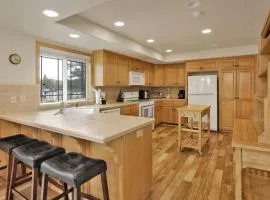 Brownie Retreat Walk-to-Summit Mountain Getaway for Snowboarders & Skiers