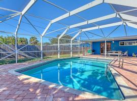 Vibrant Coastal Cottage with Pool, Hotel in Satellite Beach